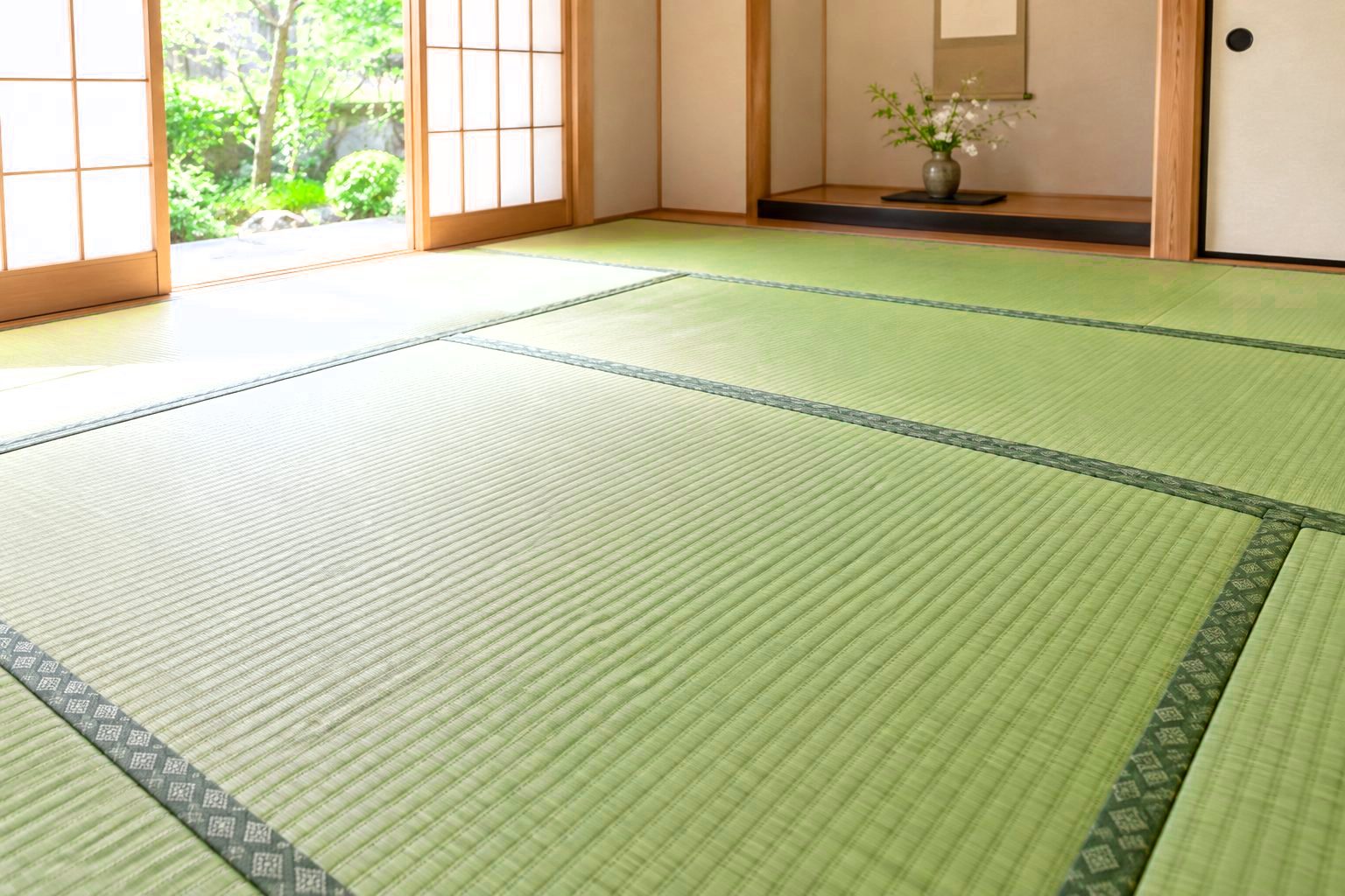 障子越しの光が差し込む和室に敷かれた、青々とした新しい畳（イメージ）